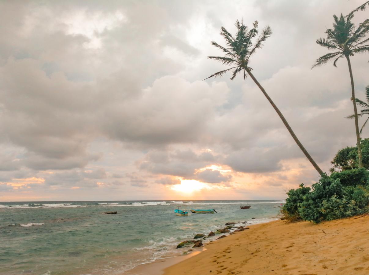 White Villa Beach Resort Mirissa Esterno foto
