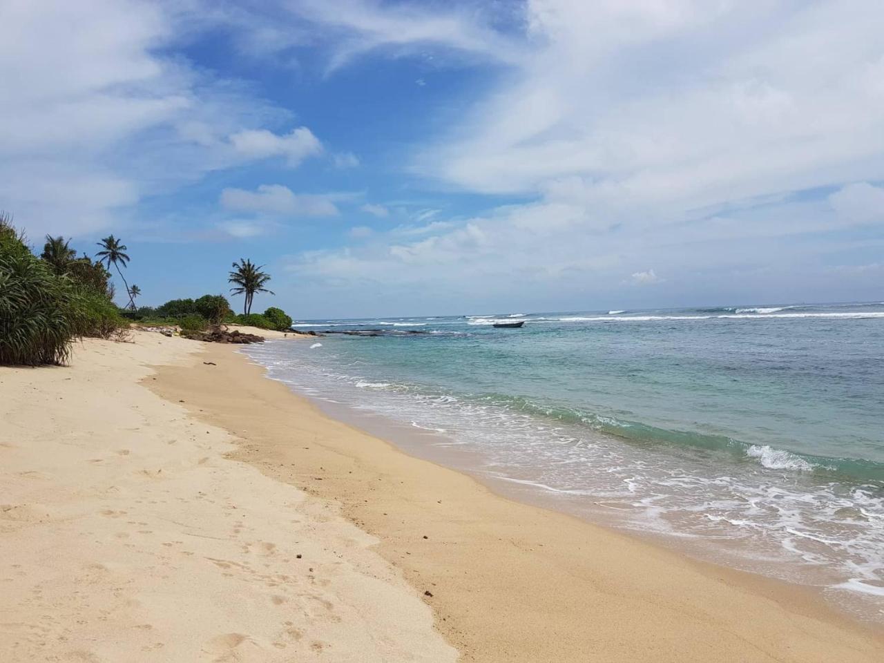 White Villa Beach Resort Mirissa Esterno foto