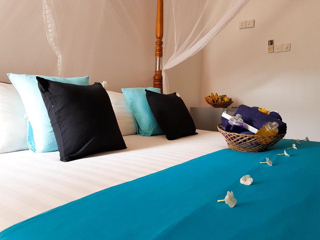 White Villa Beach Resort Mirissa Esterno foto
