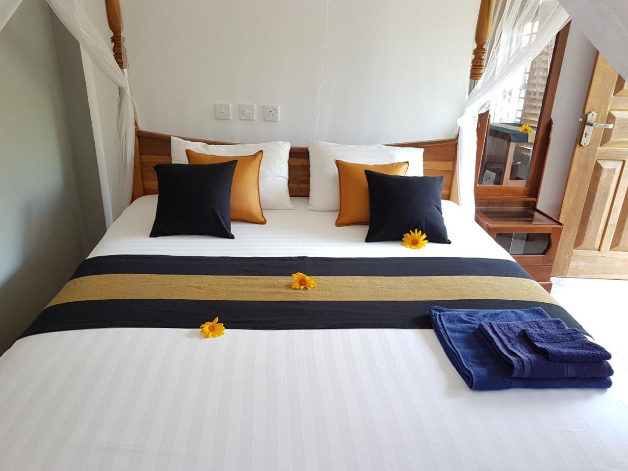 White Villa Beach Resort Mirissa Esterno foto
