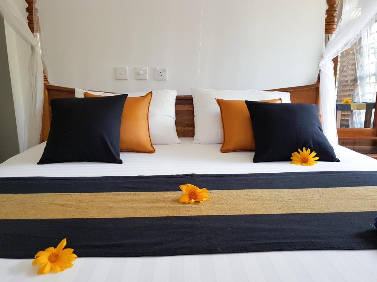 White Villa Beach Resort Mirissa Esterno foto