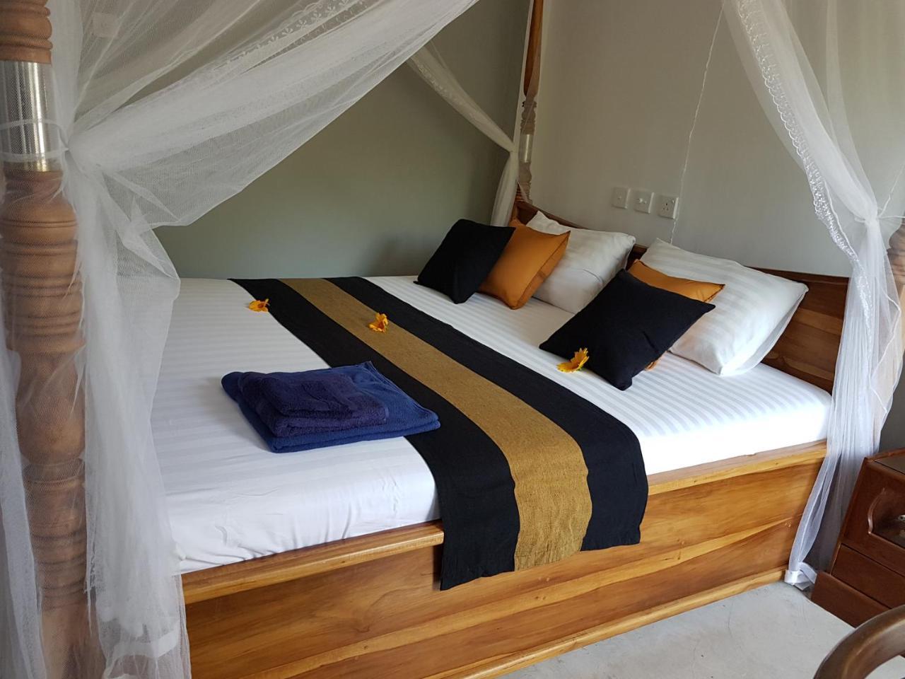 White Villa Beach Resort Mirissa Esterno foto