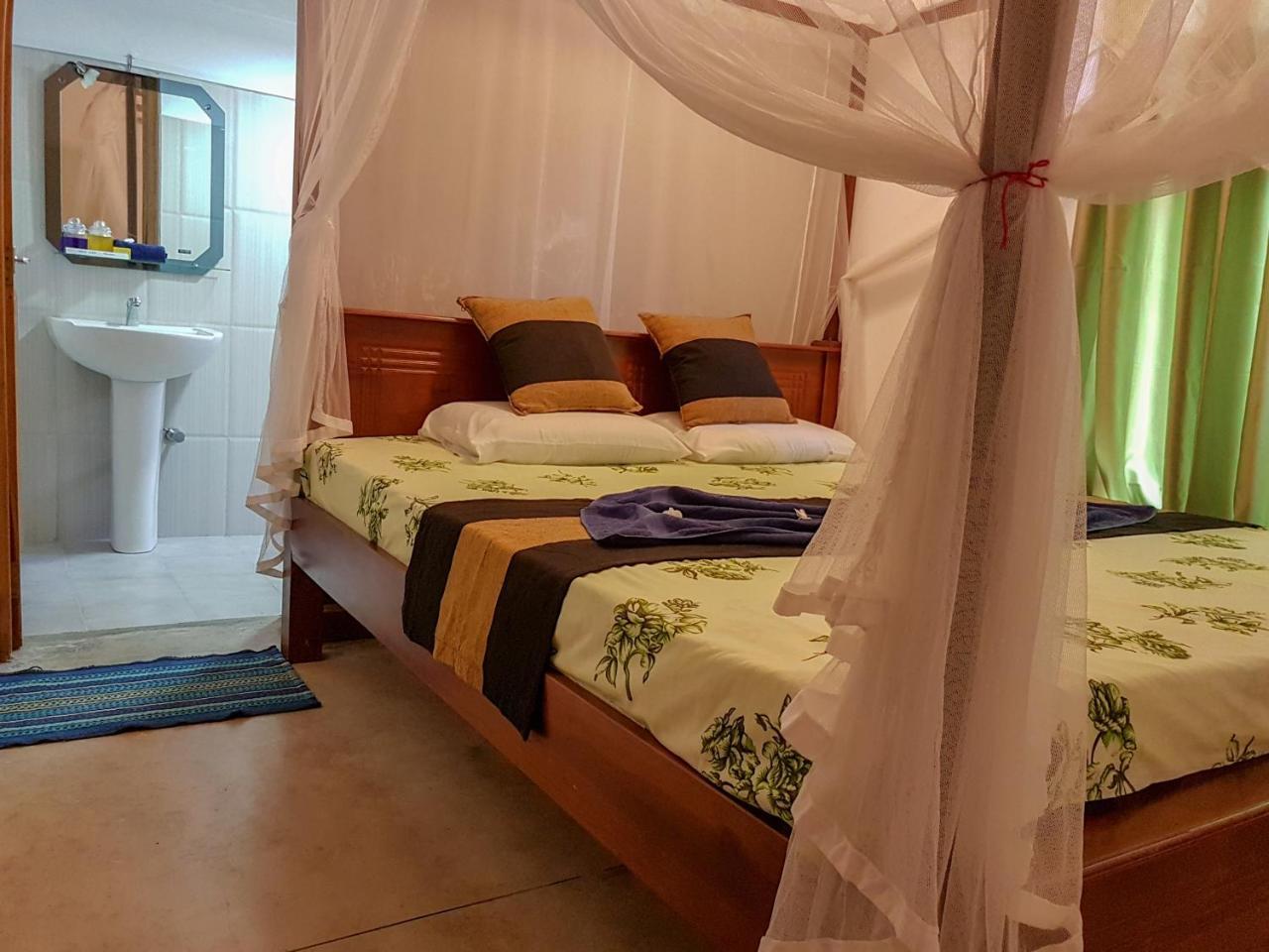 White Villa Beach Resort Mirissa Esterno foto