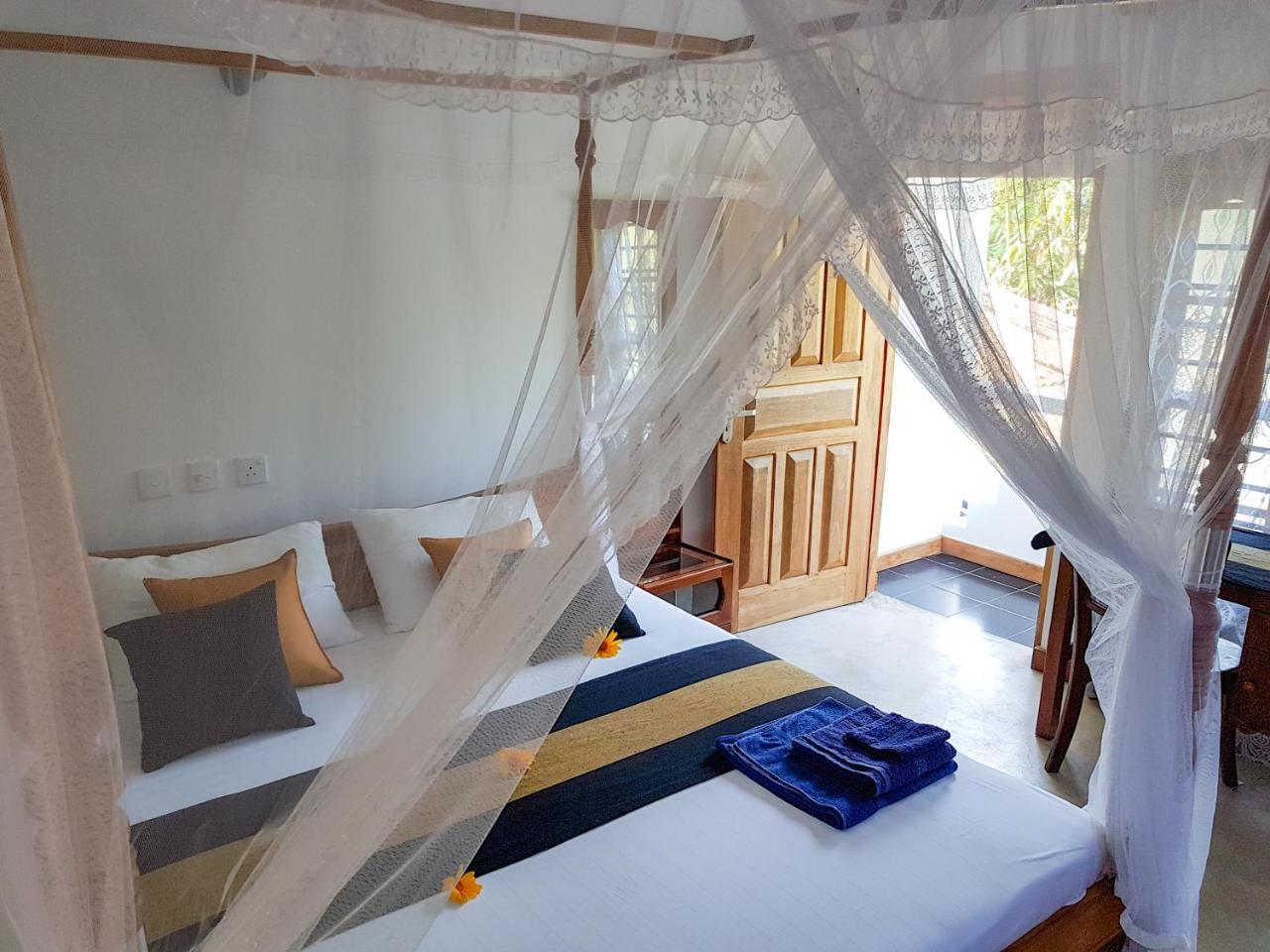 White Villa Beach Resort Mirissa Esterno foto