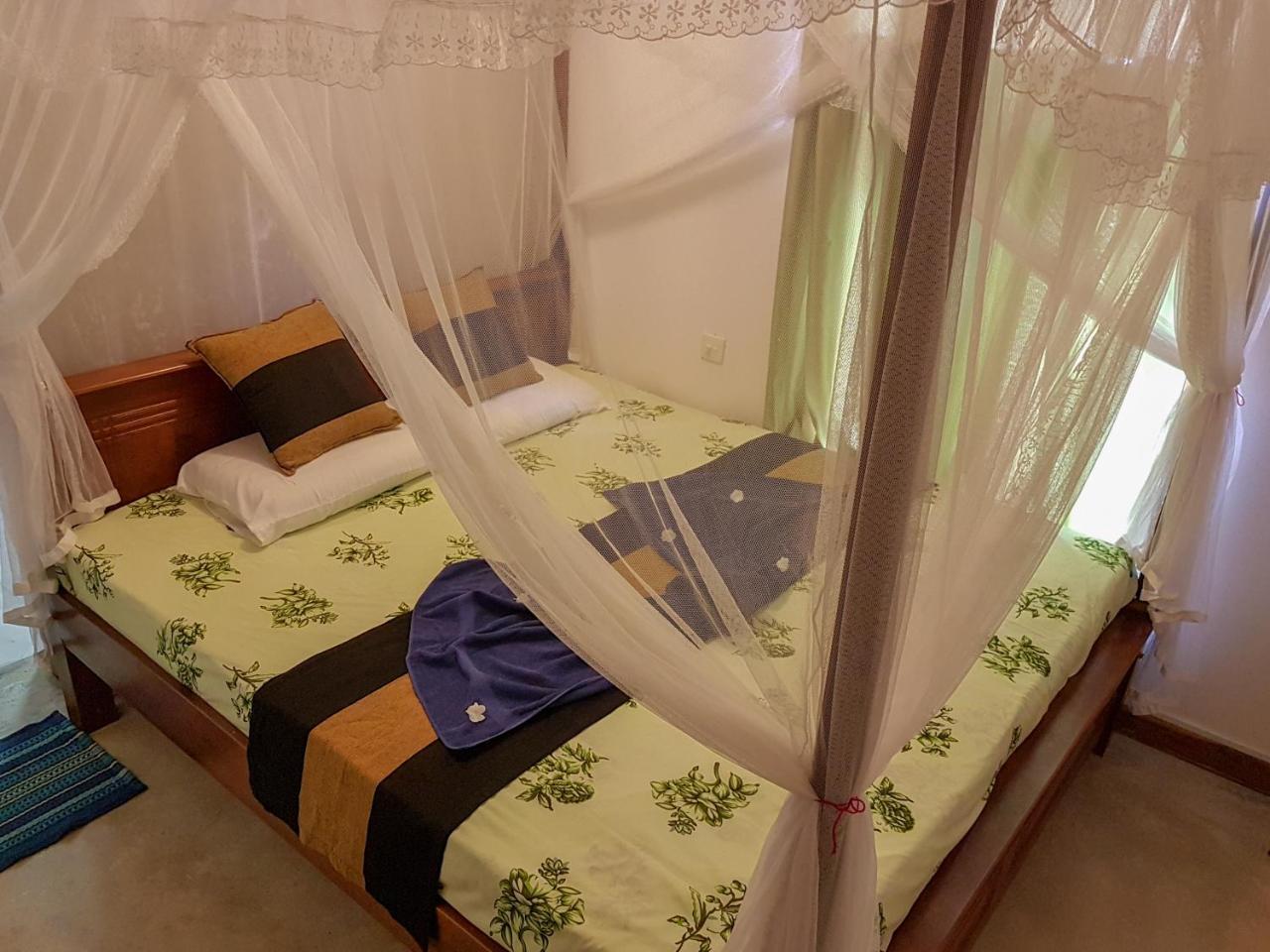 White Villa Beach Resort Mirissa Esterno foto