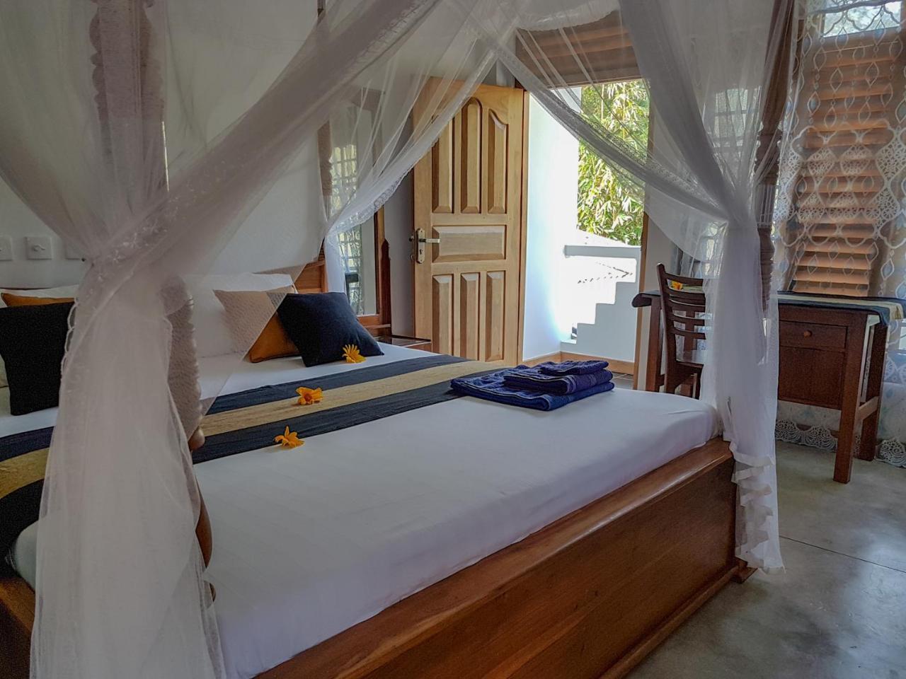 White Villa Beach Resort Mirissa Esterno foto