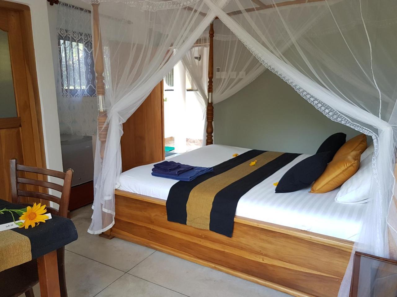 White Villa Beach Resort Mirissa Esterno foto